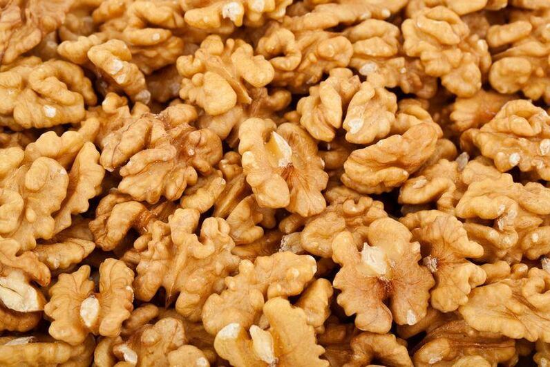 Nueces para preparar una decocción medicinal para parásitos.