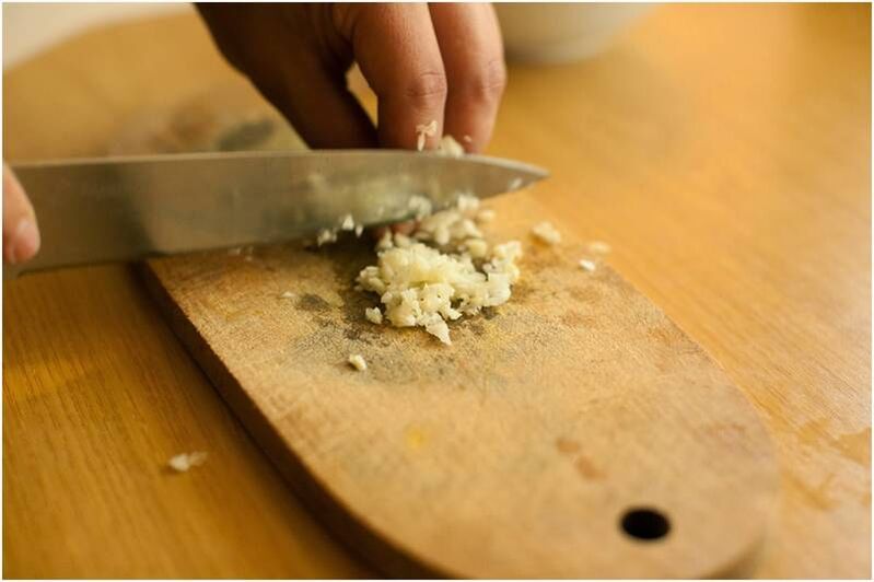 Preparación de remedio de ajo para los parásitos.